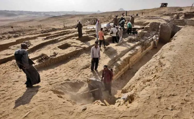 Археолози откриха лодка на 4500 г. до египетска гробница