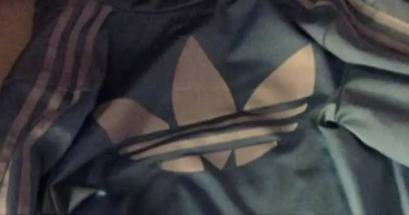 Нова загадка: Какъв цвят е това яке?