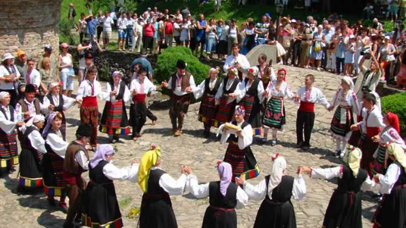 200 българи ще играят хоро на най-голямата сцена в света