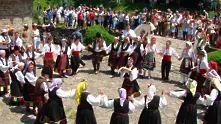 200 българи ще играят хоро на най-голямата сцена в света
