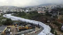 Кадри от света: Река от боклук се вие в Бейрут