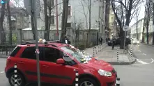 Пешеходци затрупаха кола с боклук