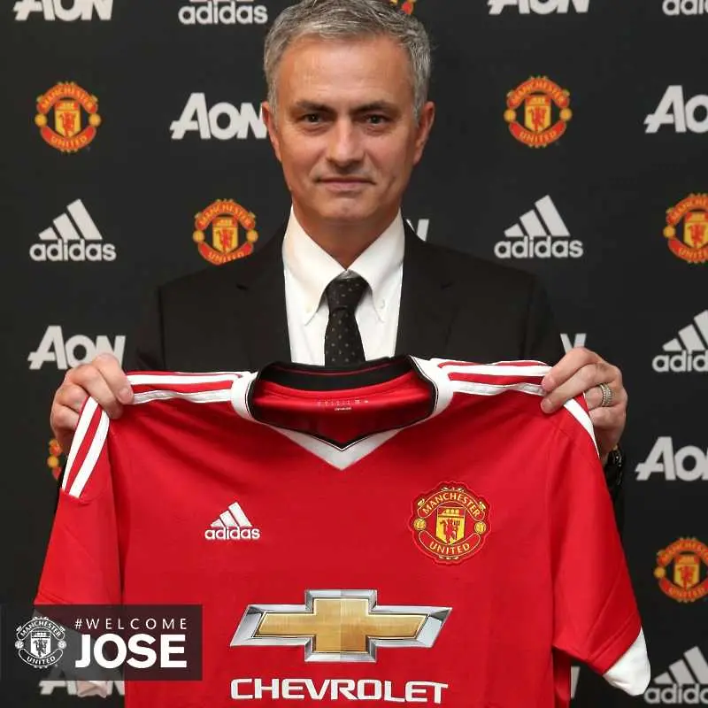 „Манчестър Юнайтед” официално представи Жозе Моуриньо като нов треньор на отбора