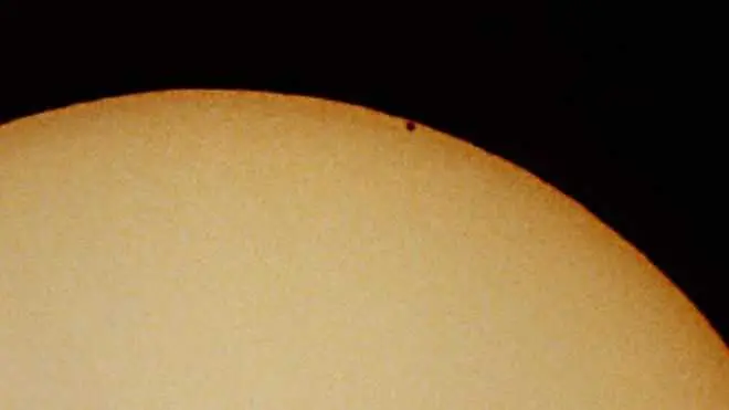 Меркурий преминава пред Слънцето