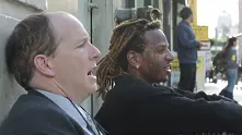 Човек прави страхотен филмов трейлър със случайни хора на улицата