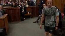 Оскар Писториъс вървя в съдебната зала без протезите си