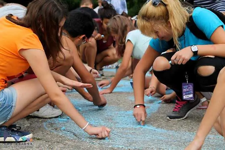 Младежи нарисуваха във Видин почти 100-метрова карта на Дунав