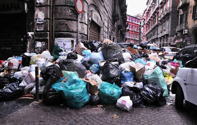 България ще разрешава проблемите с боклука на Неапол и Палермо