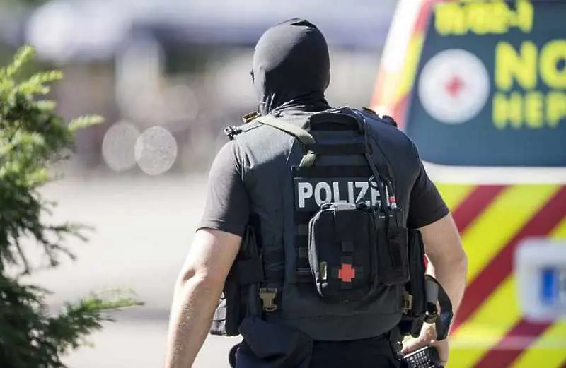 Мъж с мачете уби жена и рани двама в Ройтлинген, Германия