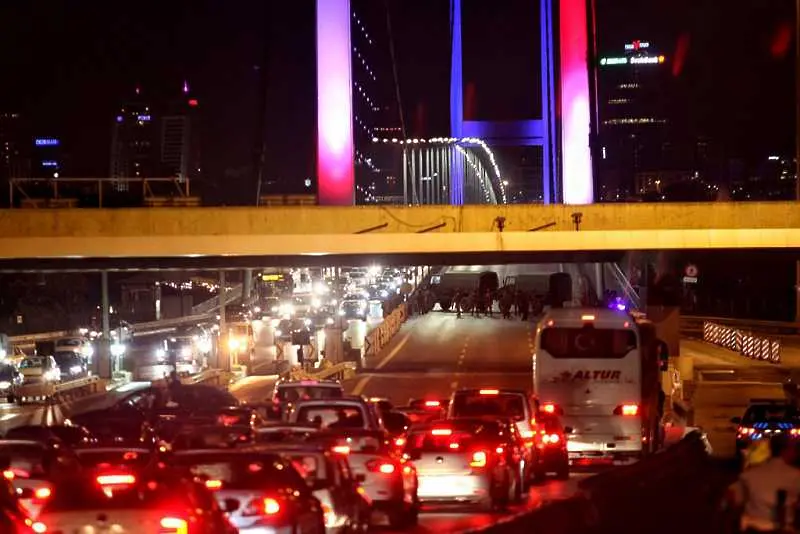 Мощни взривове в Анкара, сблъсъци в Истанбул
