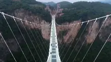 В Китай откриха най-дългия стъклен мост (видео)