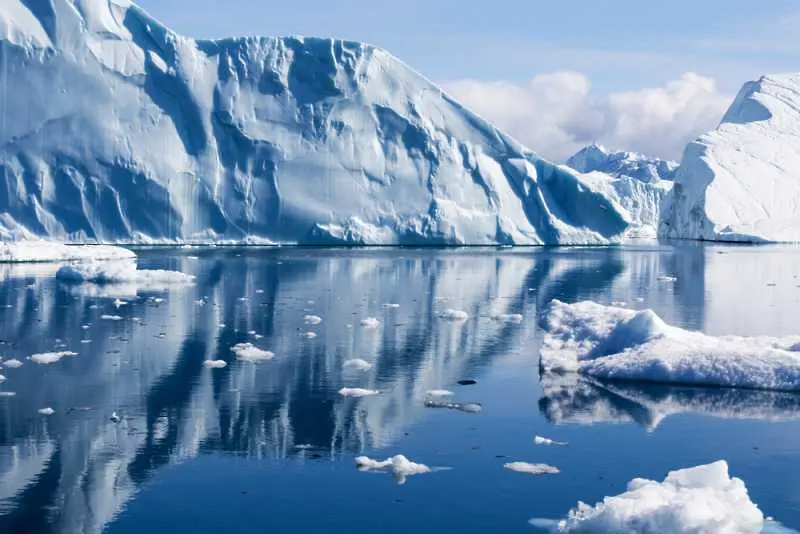 Гигантски круизен кораб приключва историческо пътуване в топяща се Арктика