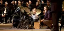 3-годишно дете чудо свири със симфоничен оркестър