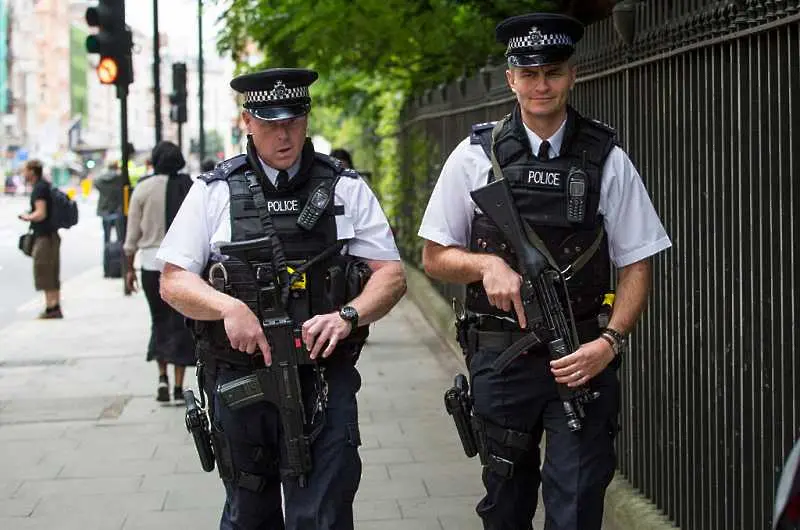 Един загинал и двама тежко ранени при атака с нож в Лондон