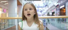 7-годишната Софи, която разплака преди месец българите по света, пусна коледна песен