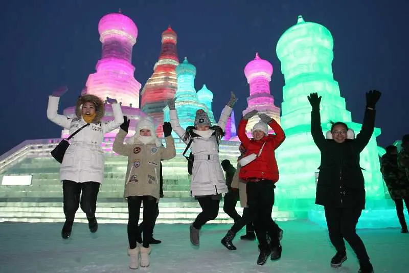 Великолепни ледени скулптури красят китайския град Хабрин