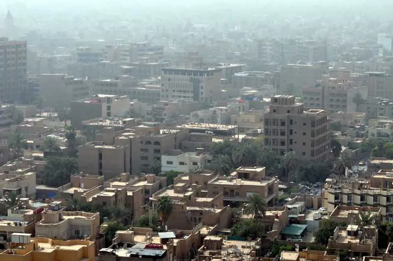 Експлозия на кола-бомба в Багдад отне живота на най-малко 12 души