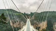 Една страховита разходка по най-дългия стъклен мост в света