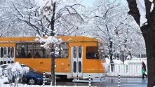 Паркиран на релсите автомобил обърка машрутите на три трамвайни линии