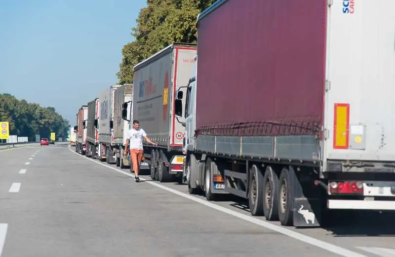 Около 10 км е опашката от камиони на ГКПП Дунав мост