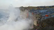 Вулканът Килауеа изригва с водопад от лава в океана