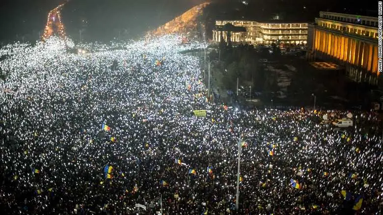 Защо румънците протестират, а българите - не?