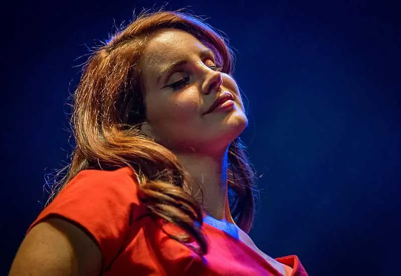 Lana Del Rey представи видео към новия си сингъл Love