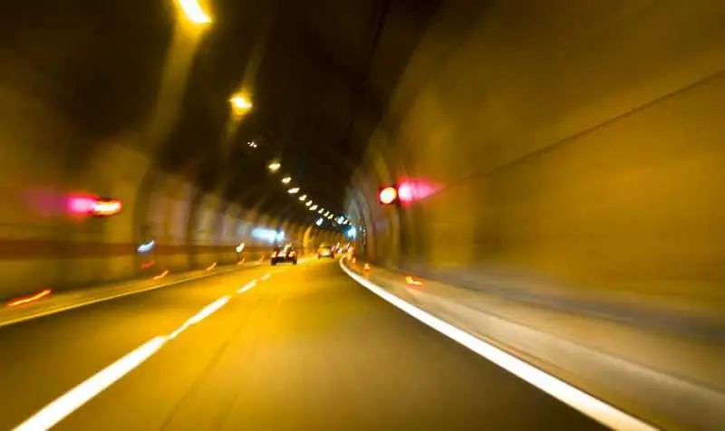 Част от светофар падна в тунел на магистрала „Хемус“