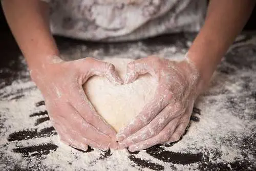 Кмет раздава хлябове във формата на сърца за празника на влюбените