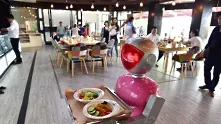 Роботи сервират в китайски ресторант (видео)