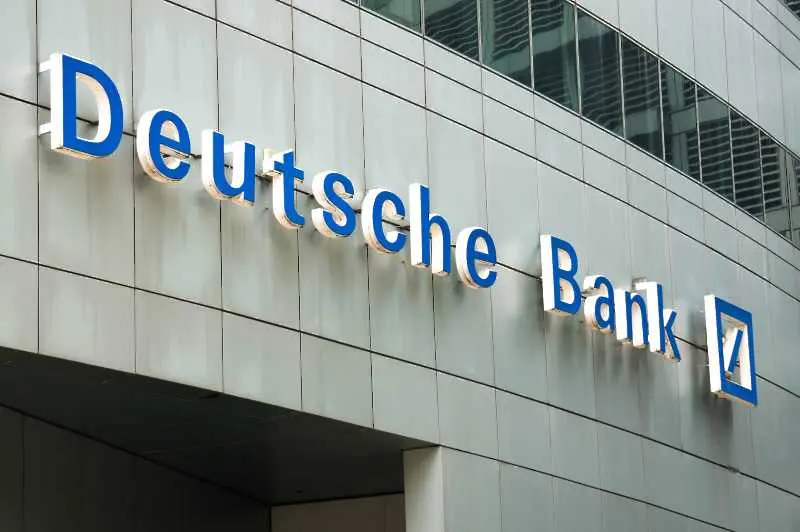 Deutsche Bank ще покрива загуби с бонусите на шефовете си