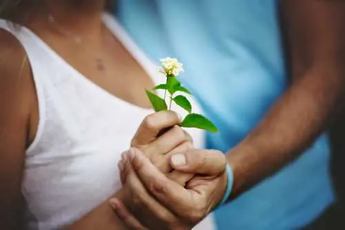 С цвете в ръка срещу домашното насилие