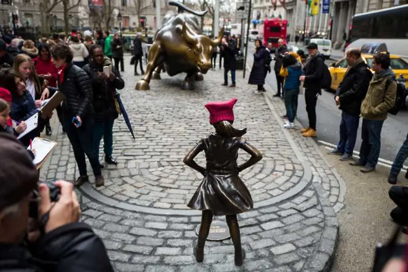 Статуята на Безстрашното момиче остава на Уолстрийт