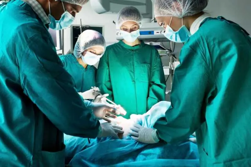 Защо хирурзите носят сини или зелени престилки?