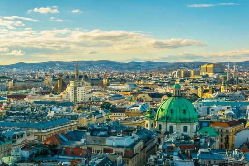 1. Виена, Австрия&nbsp;Стабилната икономика, богатата културна сцена, ефективният градски транспорт, добре уредената образователна система и високата степен на безопасност за гражданите поставя австрийската столица на първо място в класацията. Споменахме 