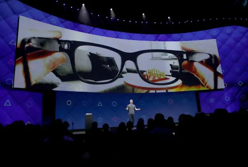 Главният учен на Facebook: Умните очила ще заместят смартфоните в бъдеще