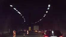 Лампа падна върху автобус в тунел Витиня
