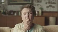 Рекламна провокация от Skittles за връзката майка-пораснал син