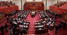 Австралия: За пръв път депутатка накърми бебето си по време на гласуване
