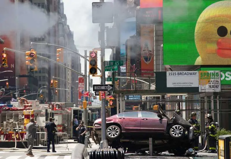 Ню Йорк: Кола помете пешеходци на Таймс скуеър 