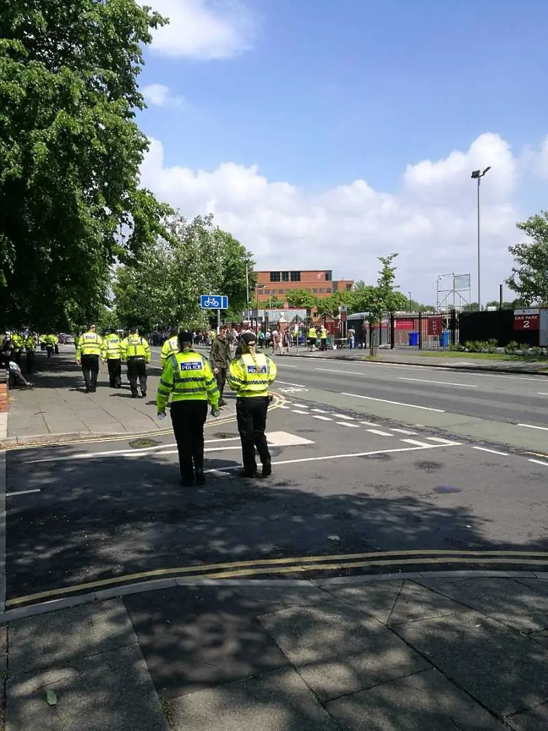 Полиция отцепи район в Манчестър