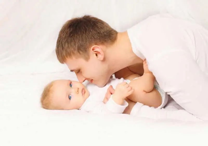 От днес влизат в сила новите правила за майчинство и бащинство
