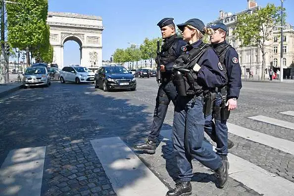 Кола атакува полицейски микробус в Париж