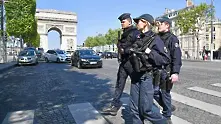 Кола атакува полицейски микробус в Париж