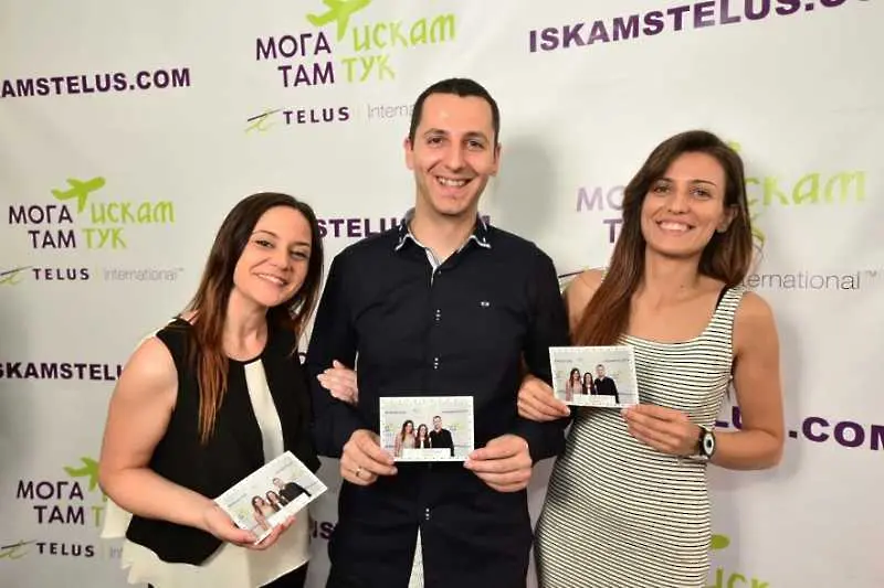 Ксавие Марсенак, президент на TELUS International Europe (на снимката вляво) и Филип Угринов, вицепрезидент "Маркетинг, решения и бизнес развитие" на TELUS International Europe първи записаха и изпратиха видеопослание до свои