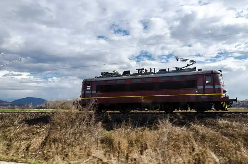 Димящ локомотив спря пътническия влак Сливен-Бургас
