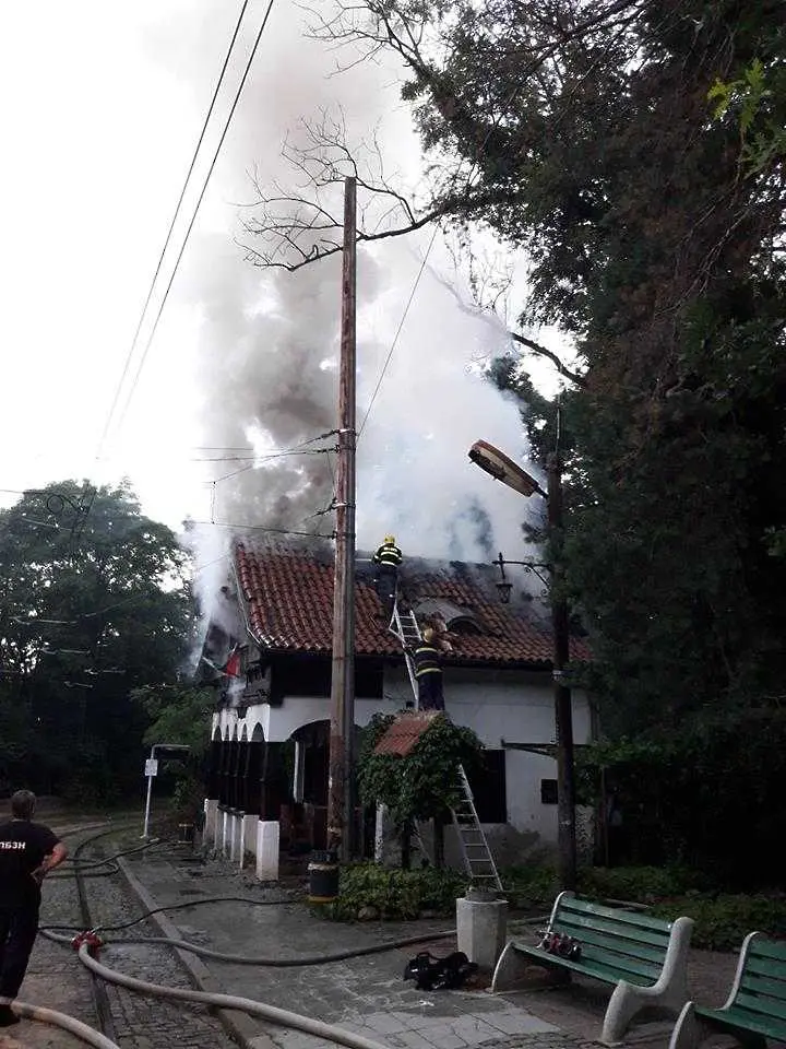Изгоря покривът на емблематичната спирка „Вишнева” в София