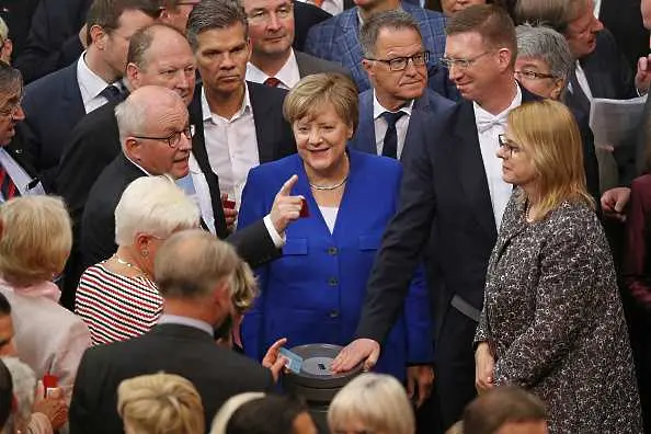 Германският парламент одобри еднополовите бракове, Меркел - против