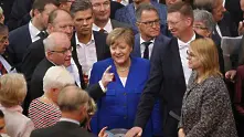 Германският парламент одобри еднополовите бракове, Меркел - против