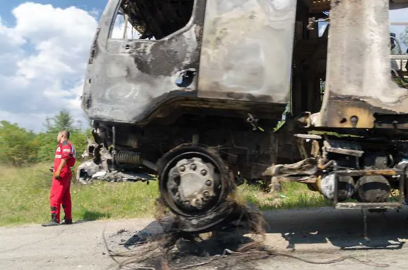 Камион с олио изгоря край Шумен